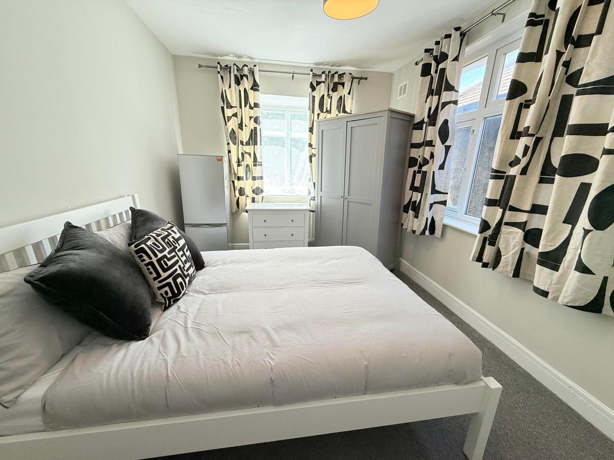 Large 5 Bedroom House Close To Station Apartamento